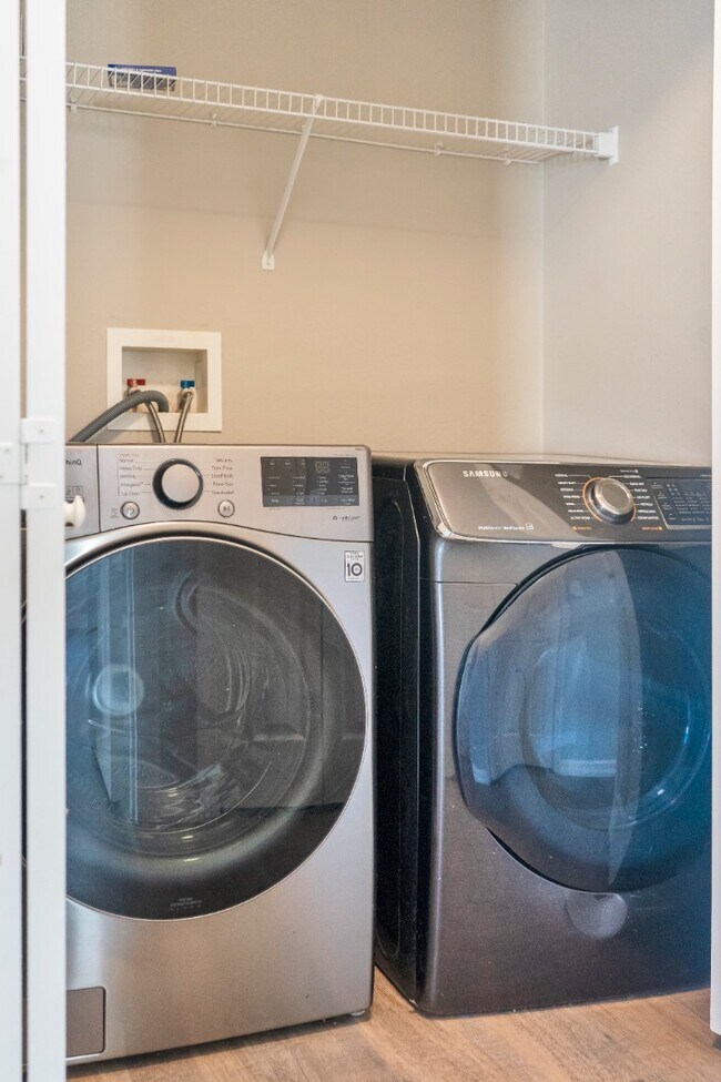 Building Photo - 1117 Peregrine St