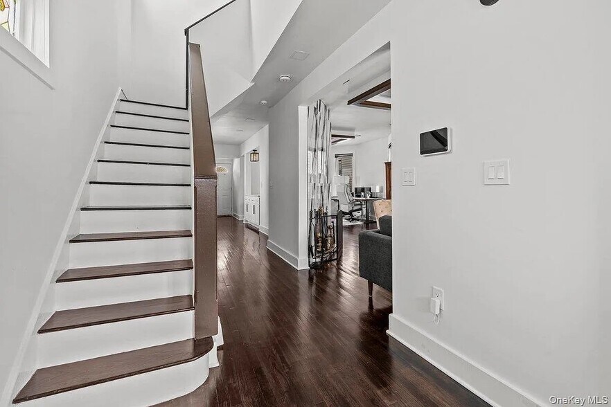 Building Photo - 916 Clarence Ave