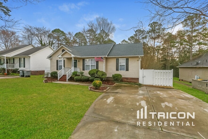 Primary Photo - 615 Flicker St