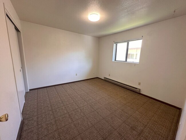 Building Photo - Upstairs 2 bed, 1 bath Apartment