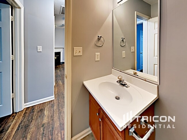 Building Photo - 6530 Lynmont Dr