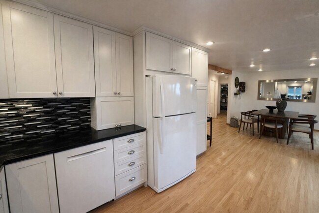 Building Photo - 5Bd/2.25Ba Bellevue House