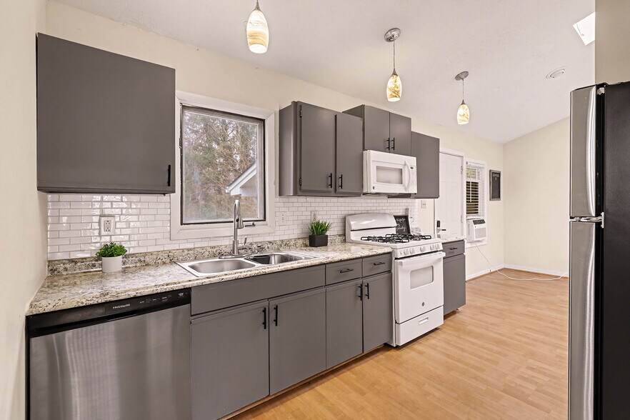 Building Photo - Room in Duplex on Spring St