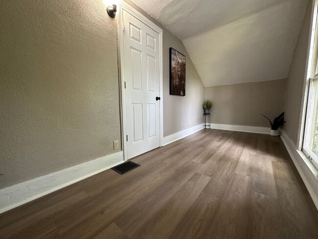Building Photo - Renovated 3 bedroom house for rent in Wate...