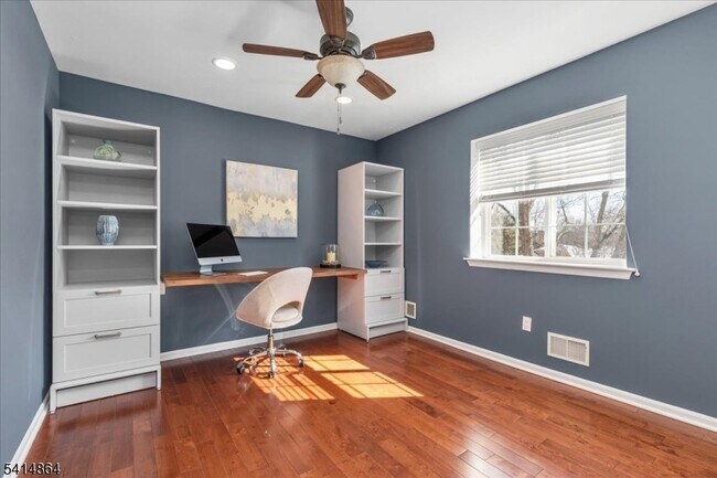 Building Photo - 40 Primrose Ln