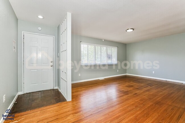 Building Photo - Modernized and highly desirable home with 3 bedroom / 2 full bath and 1,918 sq feet of space!