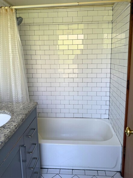Building Photo - 611 W Briar Pl