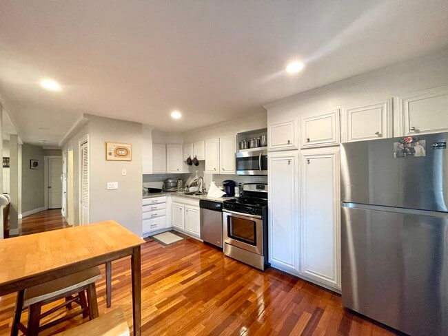 Building Photo - 141A L St