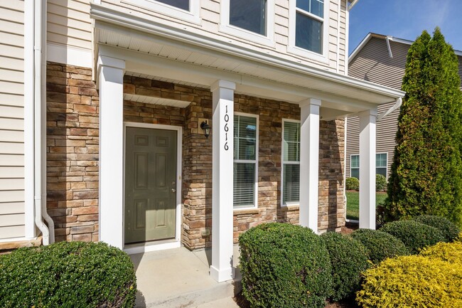 Building Photo - 3 Bedroom Corner Townhome!!! Available Early-Mid April****