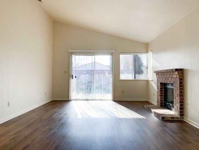 Building Photo - **Coming Soon** Comfortable 3 Bed, 2 Bath in Elk Grove