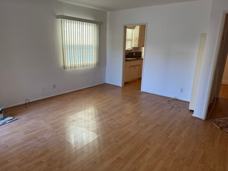 Building Photo - 11976 Walnut Ln