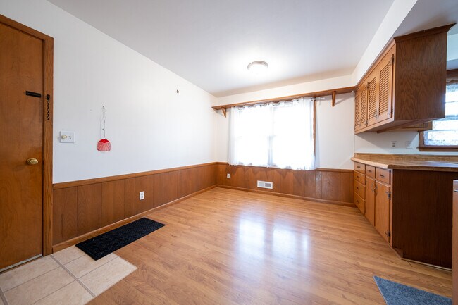 Building Photo - 9424 Thomas Rd