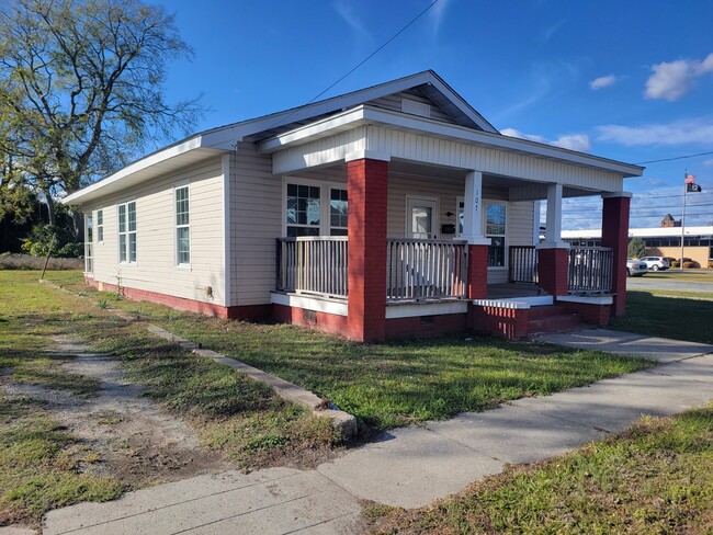 Building Photo - 107 S Independence St