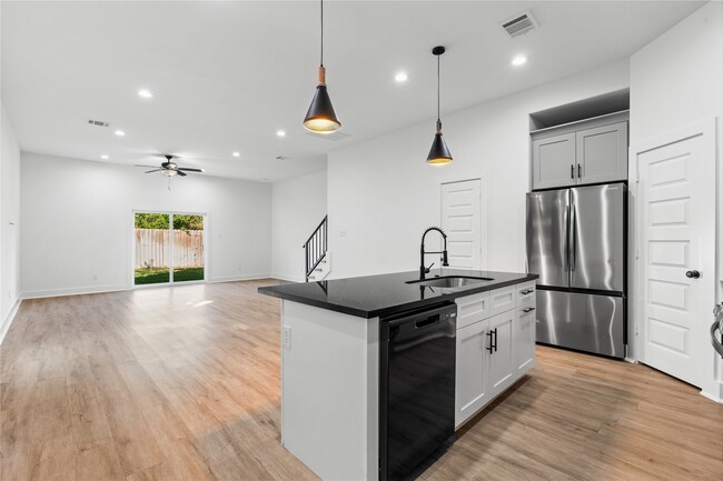 Building Photo - 2213 Lee St