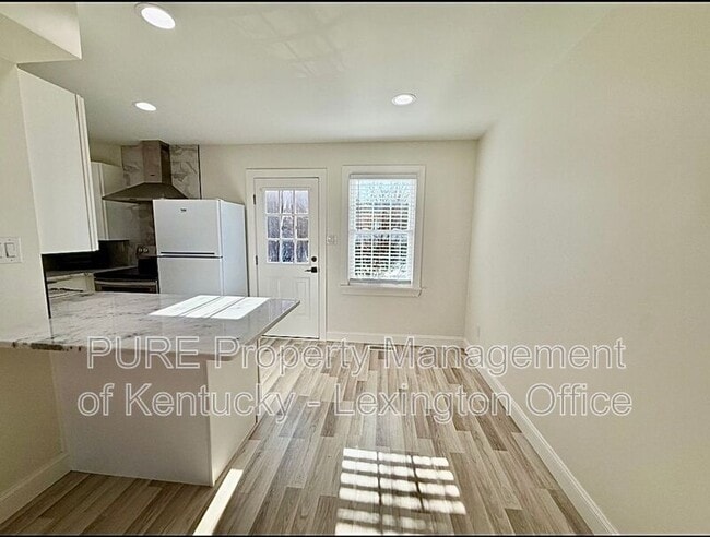 Building Photo - 305 Lake St