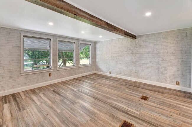 Building Photo - Bluelake Unit 3