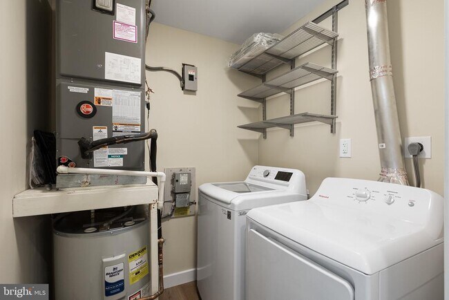 Building Photo - 1676B Thornwood Dr