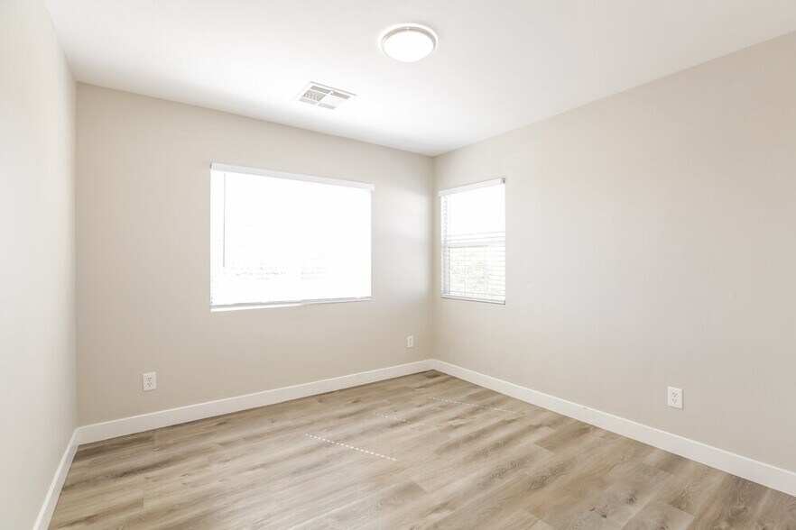 Building Photo - 4477 Oberlander Ave