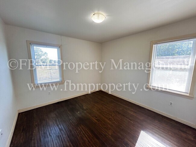 Building Photo - 4205 W Park Row Blvd