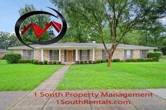 Building Photo - 2205 Woodhillcrest Dr