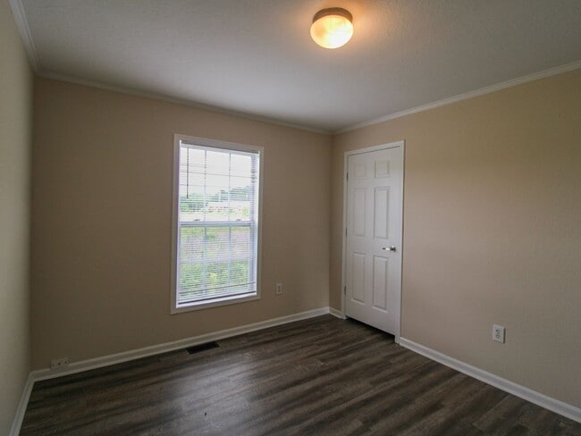 Building Photo - 122 Meadows Ln