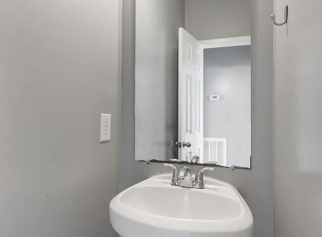Building Photo - Renovated End-Unit Townhome with Spacious Primary Suite