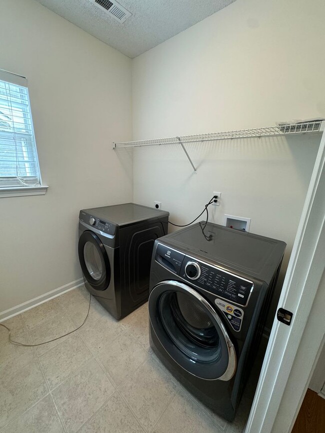 Building Photo - 6718 Pole Creek Dr