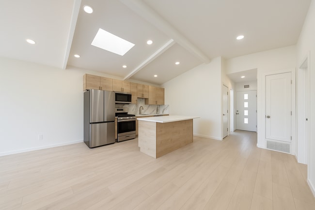 Building Photo - Beautiful 5BD/2BA on Baja!! Great backyard space with turf & fire pit!!