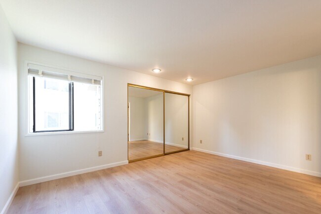 Building Photo - 2bd/1.75ba Kirkland Condo