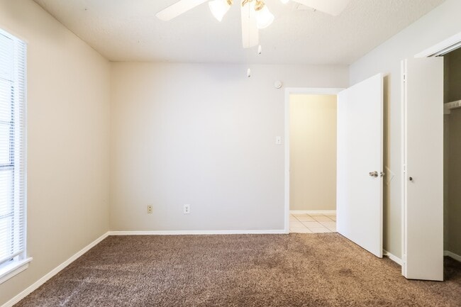 Building Photo - 9819 Kiwi Ln