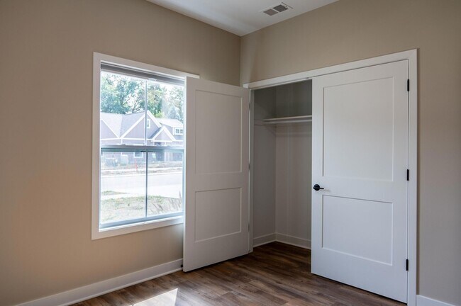 Building Photo - 8456 Oak Shade Ct