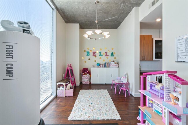 Building Photo - 5925 Almeda Rd