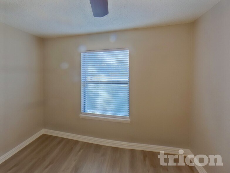 Building Photo - 1216 Grinnell Dr