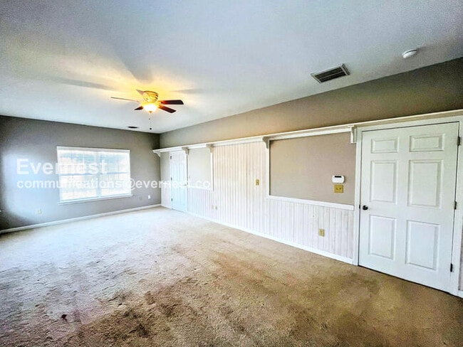 Building Photo - 4 Bed/2.5 Bath Home with Fenced Yard & Garage / Pet-Friendly / Available Now!