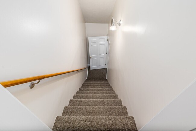 Building Photo - 12 Woodbury Ct