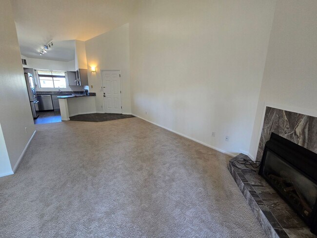 Building Photo - Beautifully Renovated, Top Floor, 2 Bedroom 2 Bath East Boulder Condo for Rent!