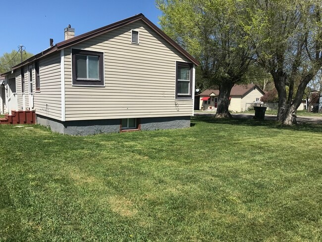 Side yard - 110 Topaz St