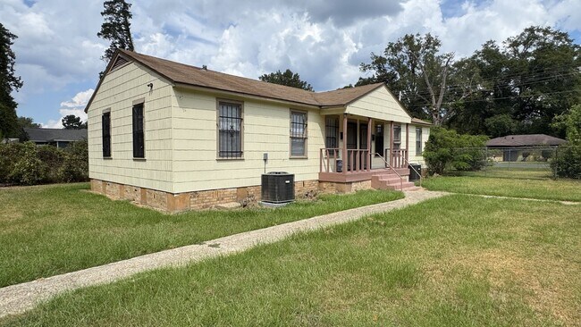 Building Photo - 711 Plum St