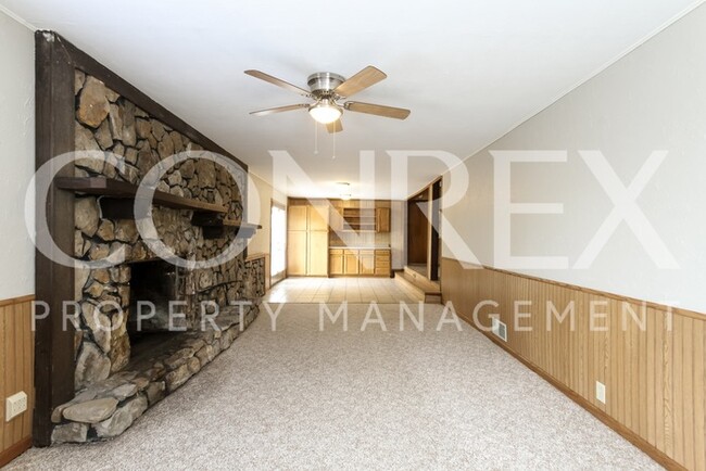 Building Photo - Spacious 3 Bedroom in Great Location