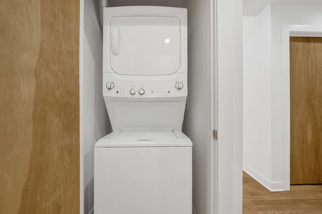 Building Photo - 118 E 57th St