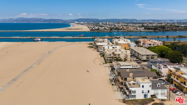 Building Photo - 6419 Ocean Front Walk