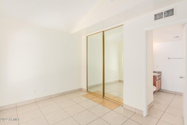 Building Photo - 2415 W Greenway Rd