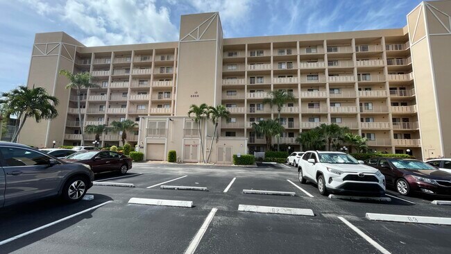 Building Photo - 6866 Huntington Ln