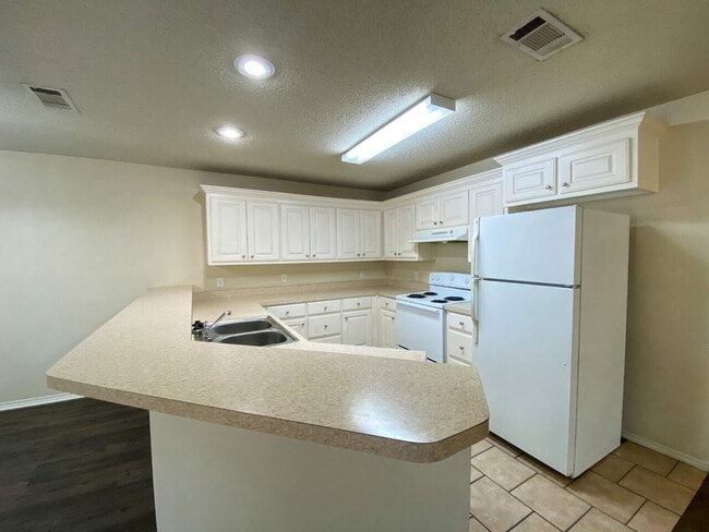 Building Photo - 3/2/2 Duplex in Cooper School District!