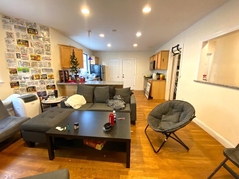 Building Photo - 72 Ashford St