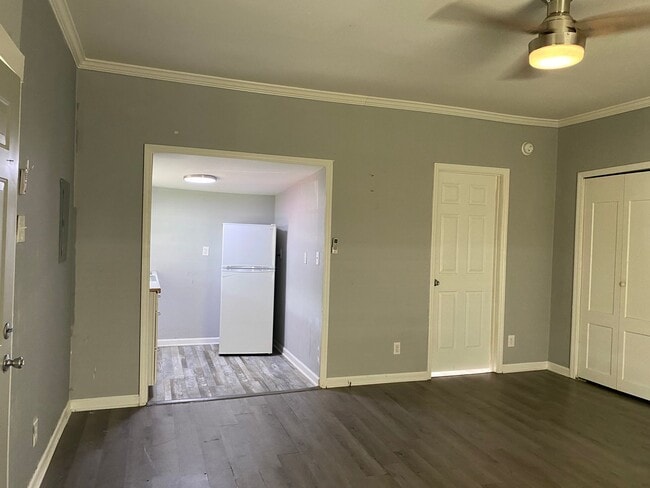 Building Photo - AVAILABLE NOW at a Good Price. 1 Bed 1 Bath FOR LEASE in Columbia. $700 Rent.