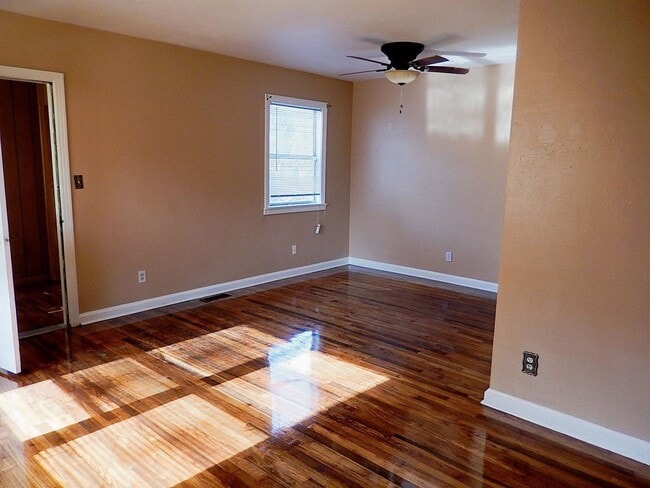 Building Photo - QUAINT Quincy 3/1 w/ Wood Floors, Sunroom, W/D, Large Yard, & New AC! $1100/month Avail May 6th!