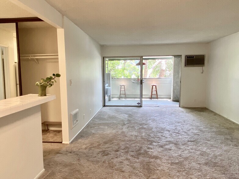 Spacious living room - 355 S Los Robles Ave