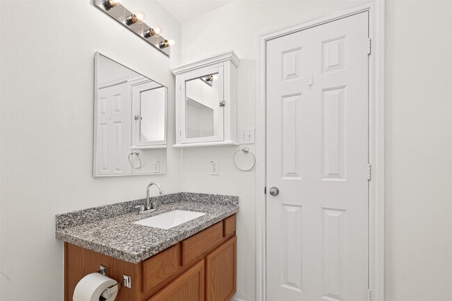 Building Photo - 10 Druids Glen Pl