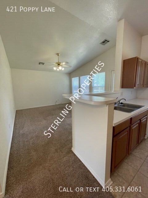 Building Photo - 421 Poppy Ln